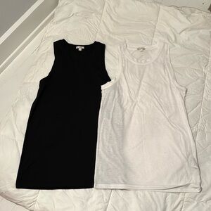 2- GAP size M tank tops
